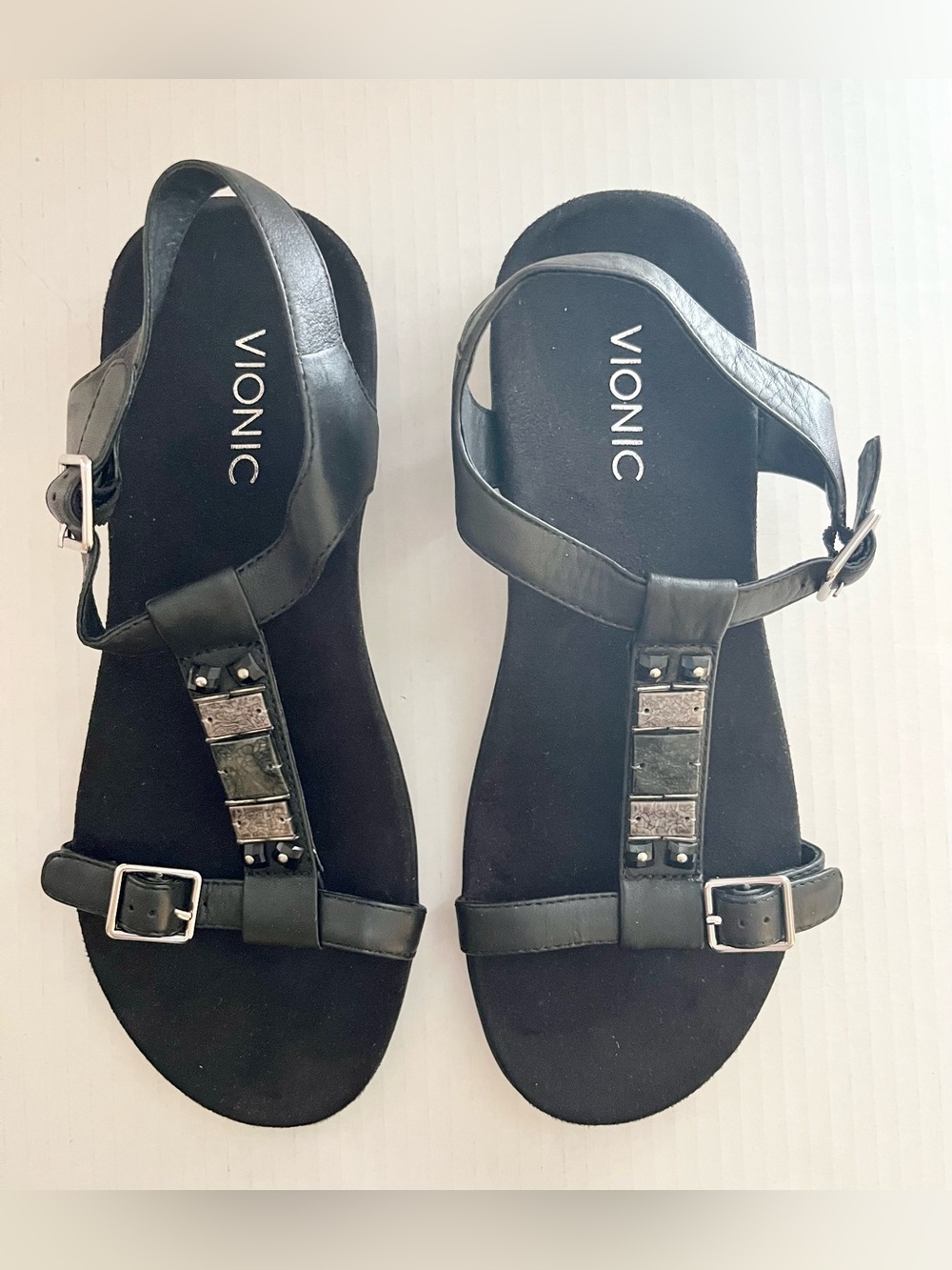 Vionic Lennox T-Strap Leather Sandal with Faux Stone Accents. Suede Insole. Sz 8